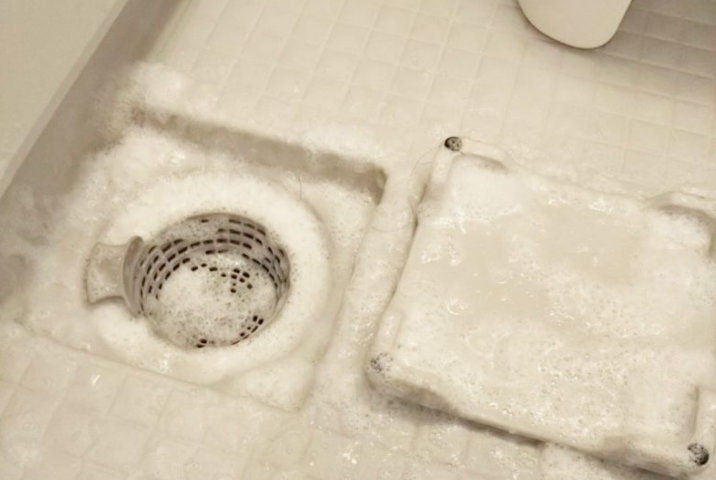 【お風呂の工夫】こすらない洗剤で排水口を掃除する