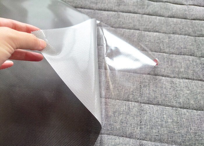 遮熱シートの保護シールをはがし、窓ガラスに貼り付ける面を確認