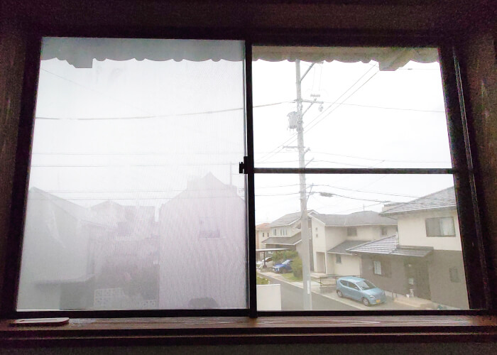 目隠し機能のある遮熱シートを貼った窓