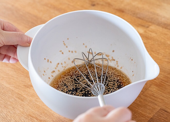 <p>材料を混ぜてそのまま電子レンジで加熱できる万能ボウル。<br />
フタ付きなので、ラップなしでレンジや冷蔵庫保存が可能です。<br />
液だれしにくい注ぎ口で、ドレッシングやソース類もきれいに注ぐことができます。</p>