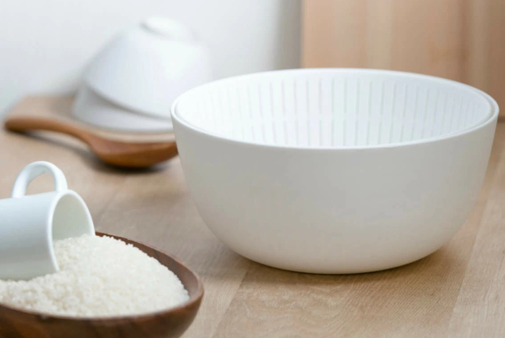 <p>水切れがよく米がつまりにくいざると、洗った米を内釜に移しやすいやわらかい素材のボウルがセットになっています。<br />
毎日のお米研ぎのほか、麺類の湯切りや野菜洗いなど調理にも便利に使えます。</p>
