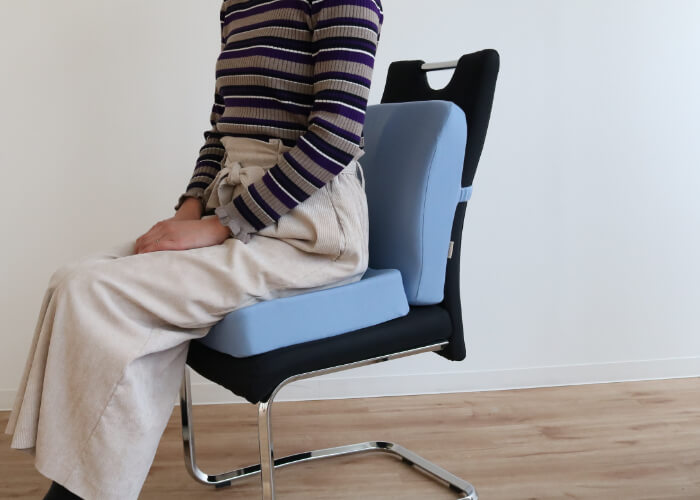 <p>家で仕事をしない方は、デザイン性の高いチェアしか持っていない方も多いのではないでしょうか。<br />
こういった椅子は、長時間の仕事には不向きで、数時間も座り続けると身体中がバキバキになってしまうことも。<br />
わざわざオフィスチェアは買いたくないという方は、クッションや座布団で座り心地や体勢を調整できるようにするととても快適になります。</p>
