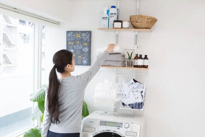 <p>洗濯機と壁との間に3cm程のすき間があれば設置できます。</p>
<p>バスケットは出し入れしやすい斜め設計。持ち手付きで洗濯物を干すときや取り込むときの持ち運びに便利です。</p>
