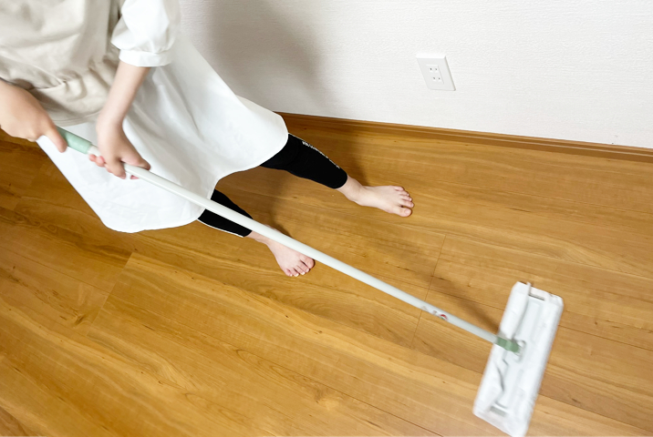 【やめ家事リポート1】「掃除機がけ」をやめてワイパーで床掃除