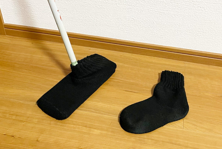 【やめ家事リポート1】「掃除機がけ」をやめてワイパーと靴下で床掃除