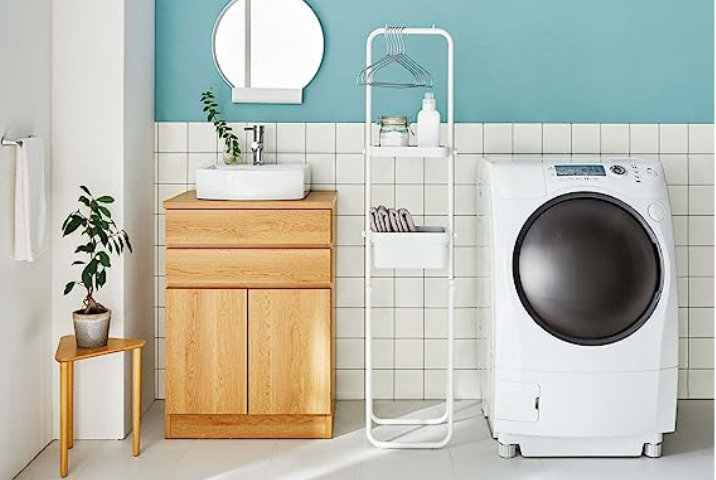 <p>洗濯機周りのデッドスペースに置くだけで設置できるので、防水パンのことなど考えなくてOK。洗剤とタオル、ハンガーと最低限のアイテムを収納できるミニマムなランドリーラックです。</p>
