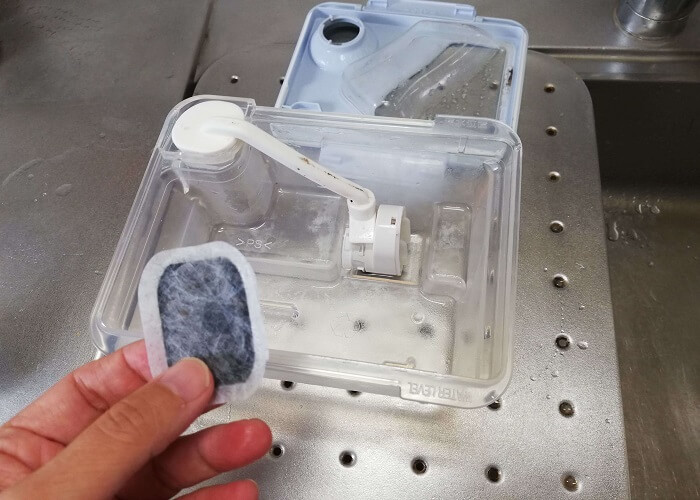 自動製氷機を掃除する前に浄水フィルターを外す