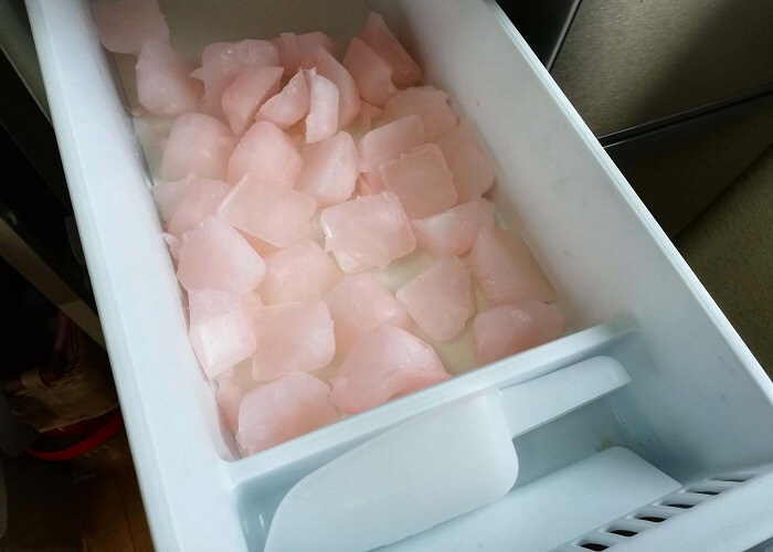 製氷機掃除でできたピンクの氷