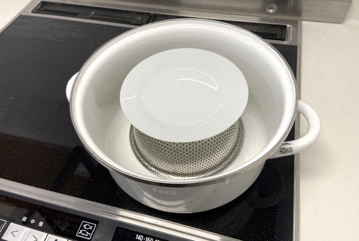 深さのある鍋＋耐熱ザル＋お皿で蒸し器の代用