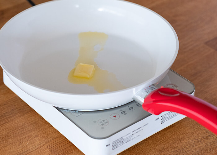 フライパンホットサンドの作り方2.バターを溶かす