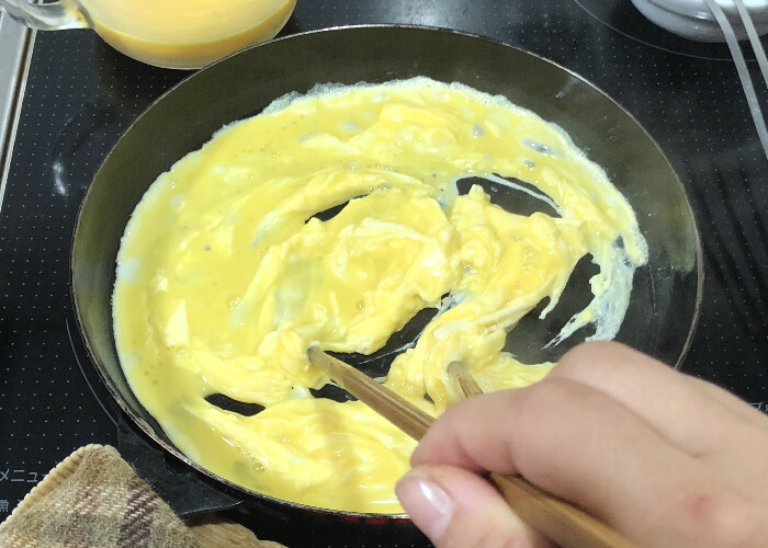 丸いフライパンで卵焼きを作る