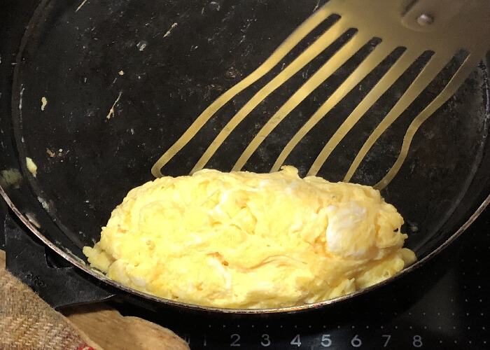 丸いフライパンで卵焼きを作る