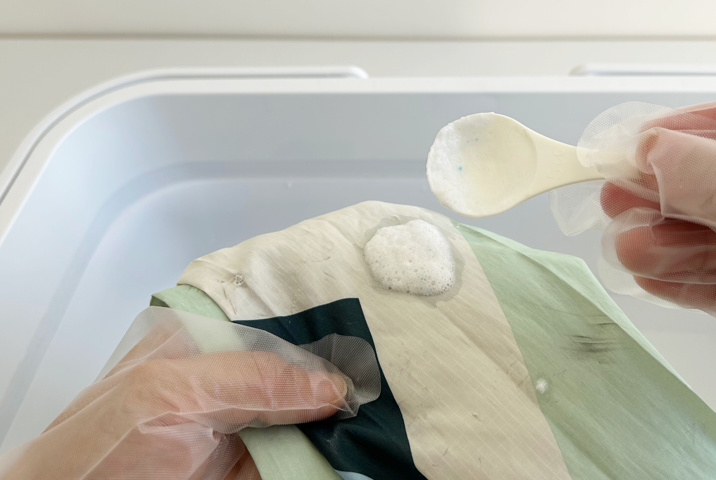 洗剤をエコバッグの汚れにのせる