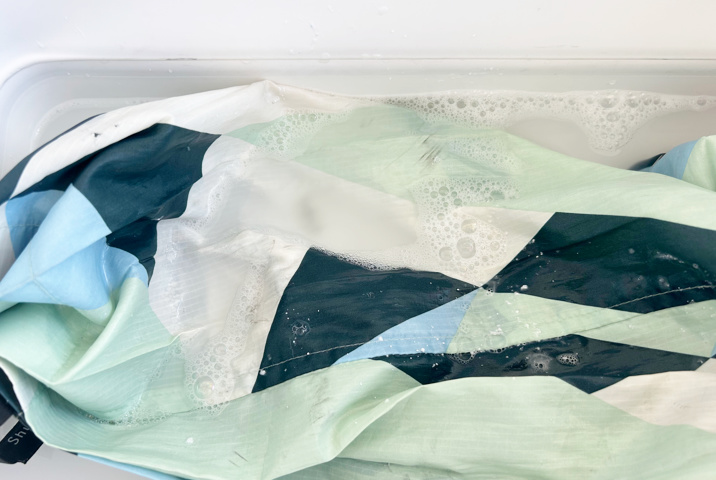 洗剤を溶かした水にエコバッグをつけ置きする