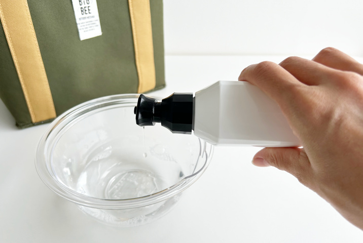 洗えないエコバッグを洗剤で拭く