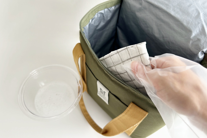 洗えないエコバッグを洗剤で拭く