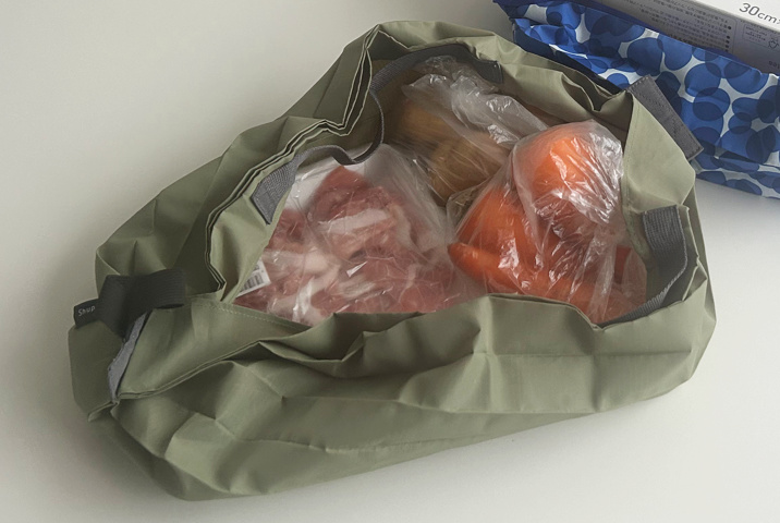 肉や根菜はポリ袋に入れてからエコバッグに入れる