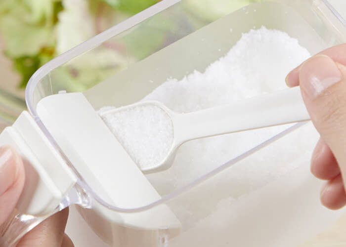 <p>パッキン付きで密閉性が高く、乾燥に弱い砂糖はもちろん湿気が苦手な塩もさらさらした状態で保存できます。<br />
奥側に開くフタや計量スプーンのすりきりができる点も、使いやすいと人気です。</p>
