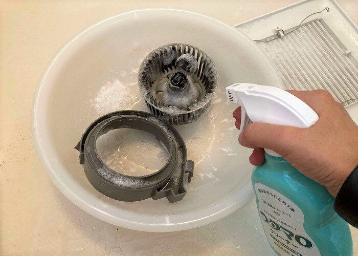 浴室換気扇の掃除方法4　外した部品に中性洗剤をかける