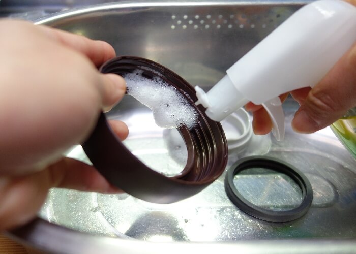 泡タイプの食器用洗剤でスープジャーを洗う