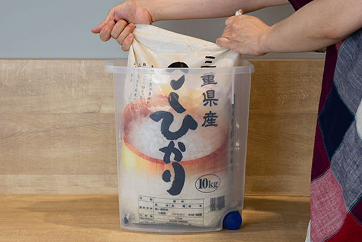 <p>10kgのお米を袋ごと収納できるタイプ。大型のコロ付きで重いお米もラクに引き出せます。ふたの裏には防虫剤をセットできるケースが付いています。</p>
