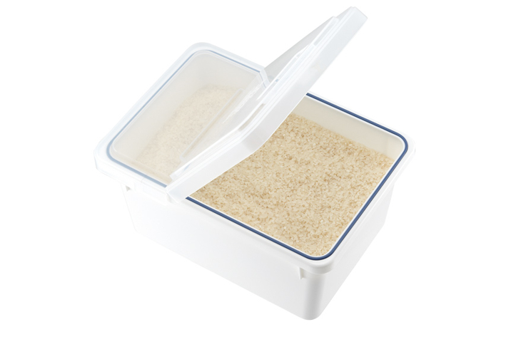 <p>パッキンで密閉してお米を乾燥やにおい移りから防ぎます。中折れ式のフタになっているので、引き出しを全開にしなくても中身を取り出すことができます。5kg入り用。</p>
