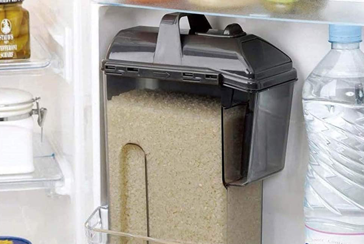 <p><strong>米スターの米ポット（2kg）</strong><br />
容器を傾けるだけで1合の計量ができます。普通のお米はもちろん、専用部品で無洗米の計量も可能です。計ったらそのままボウルに流し入れることができ、お米を楽に移せます。</p>
