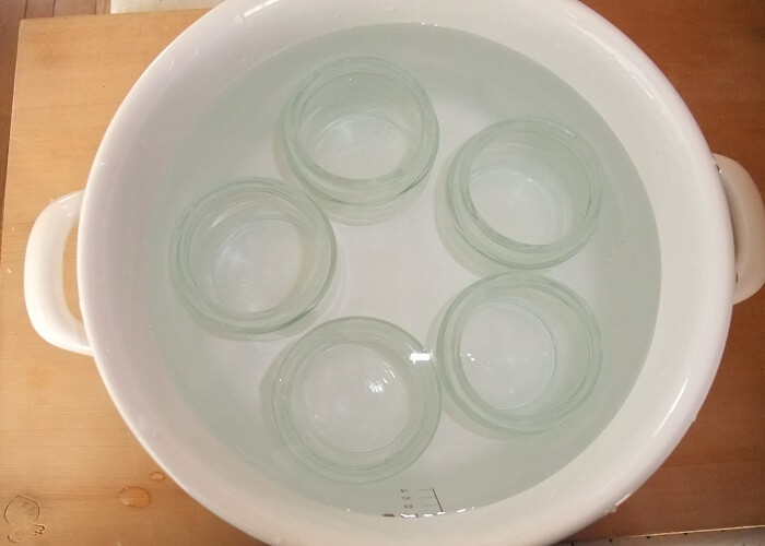 1.鍋にたっぷりの水を入れ、よく洗った瓶を入れて15分くらい煮沸殺菌します。
（ふたに付いているパッキンは煮沸消毒できないので、一度外すようにします）