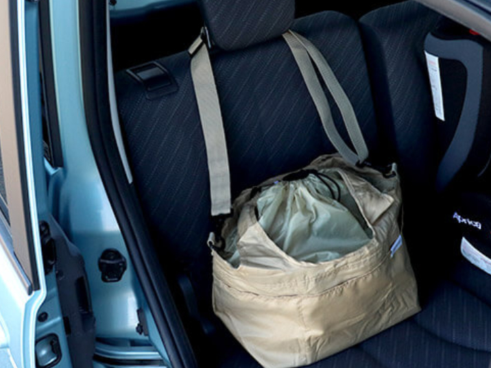 <p><strong>Miketto ROUGHT 保冷エコバッグ</strong><br />
しっかりと保冷できるレジかごサイズのエコバッグです。かごにセットしない場合でも荷物を入れやすい形で自立もするため、とても使いやすいです。<br />
ショルダーストラップがついているため、車の座席のヘッド部分にかけておくと荷物のずり落ちを防げます。</p>
