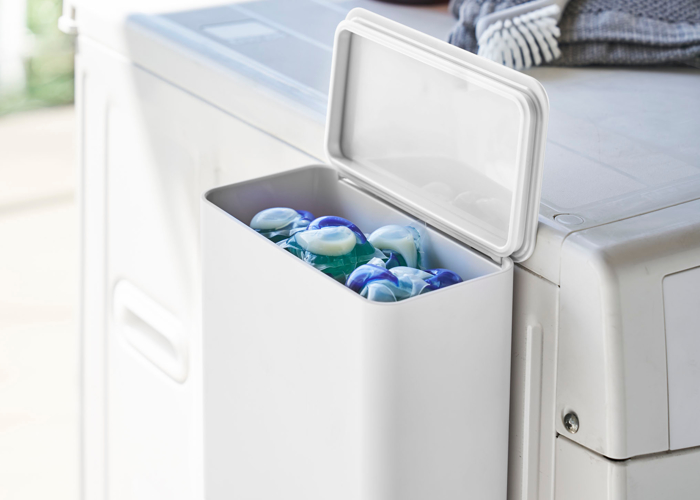 <p>毎日使う洗濯洗剤ボールをまとめて収納できるストッカー。片手でさっと開けることができ、パッキン付きなのでニオイ漏れの心配がありません。</p>
<p>洗剤のほか、洗濯バサミや洗濯ネットなど小物の収納にも便利です。またゴミ箱として使うのもおすすめ。浮かせて設置できるので、ほこりがたまりやすい洗面所の掃除が楽になります。</p>
