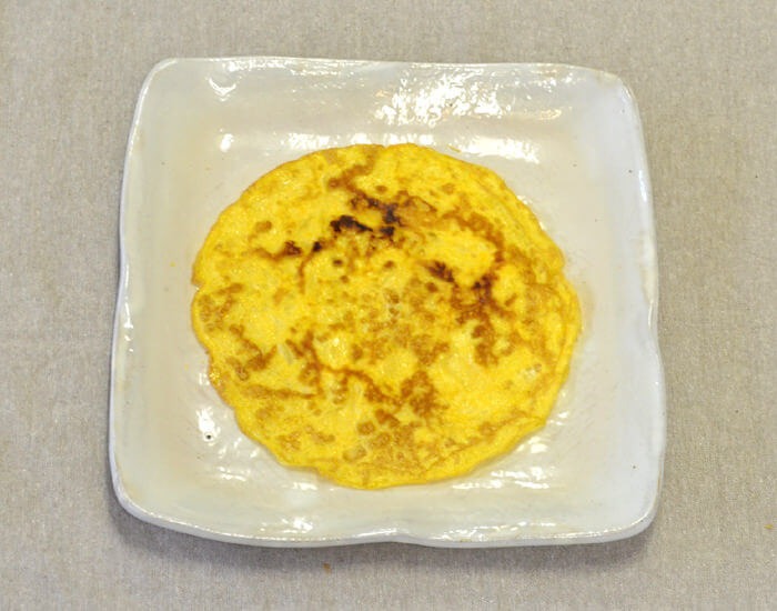 鉄製フライパンで焼いた薄焼き卵