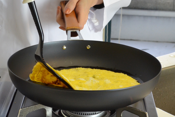 鉄製フライパンで卵がくっつかないかを実験