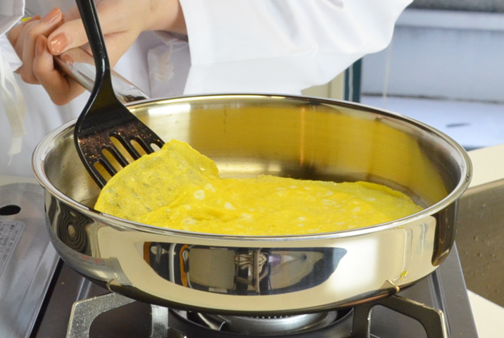 ステンレス製フライパンで卵がくっつかないかを実験