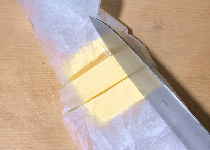 バターを切るときにクッキングシートを使うと便利