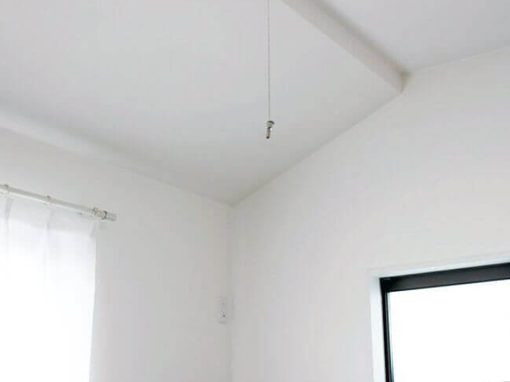 天井が斜めだとラブリコを使ったコードレス掃除機収納はできない