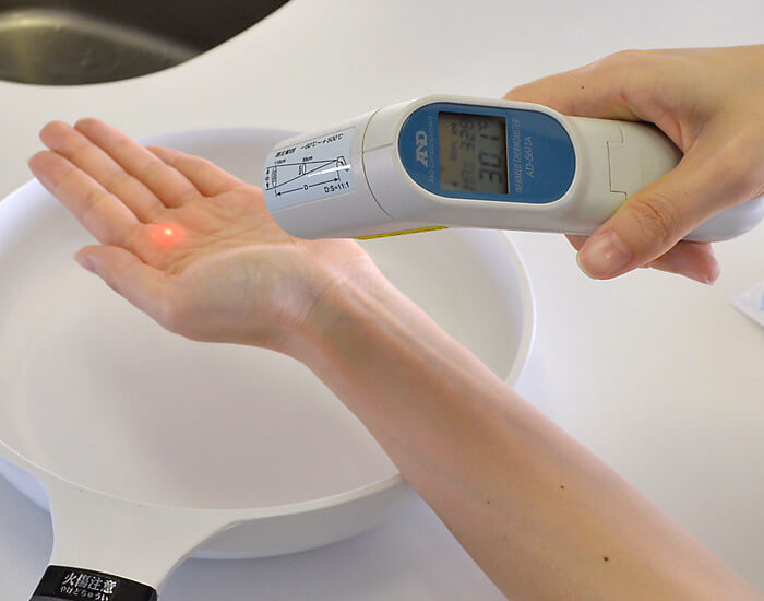 温度計測には、デジタルサーモメーターという、赤外線を当てて温度を測る温度計を使用