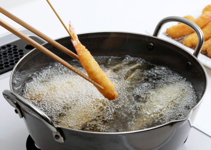 天ぷら鍋で揚げ物をする