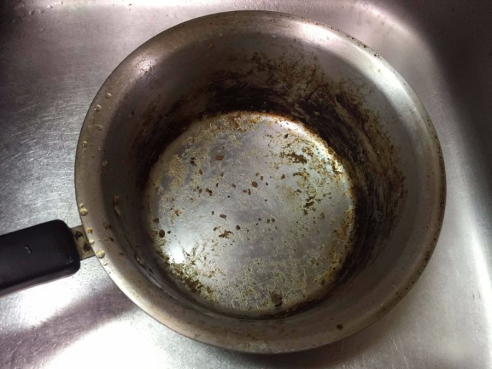 カレーが焦げ浮いた鍋