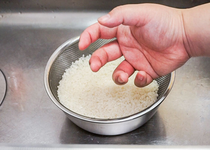 米を研ぐときの手の形