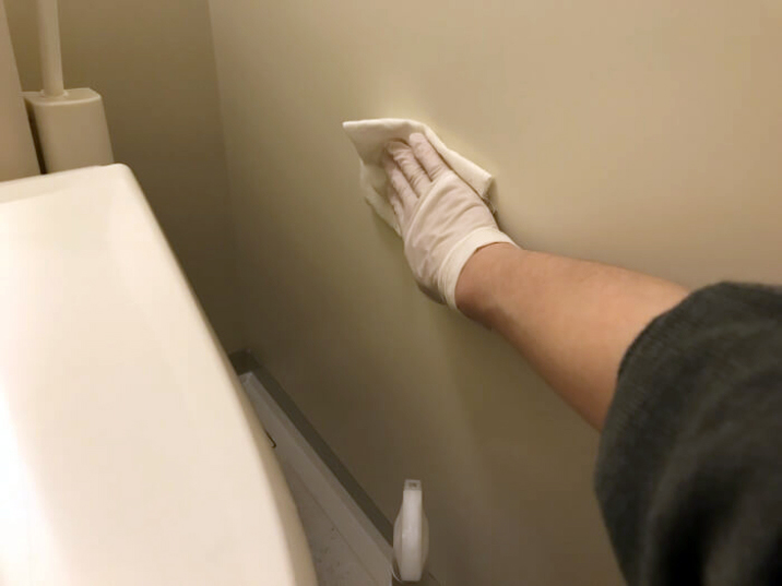 トイレの壁もしっかり拭き掃除