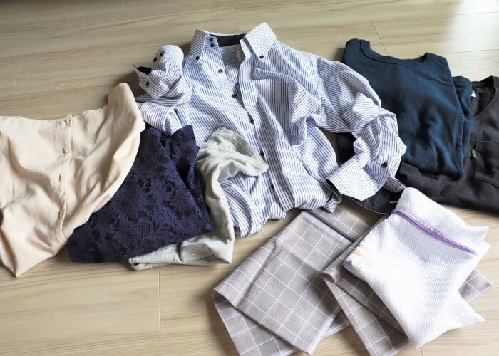 いろいろな衣類と洗濯ネット