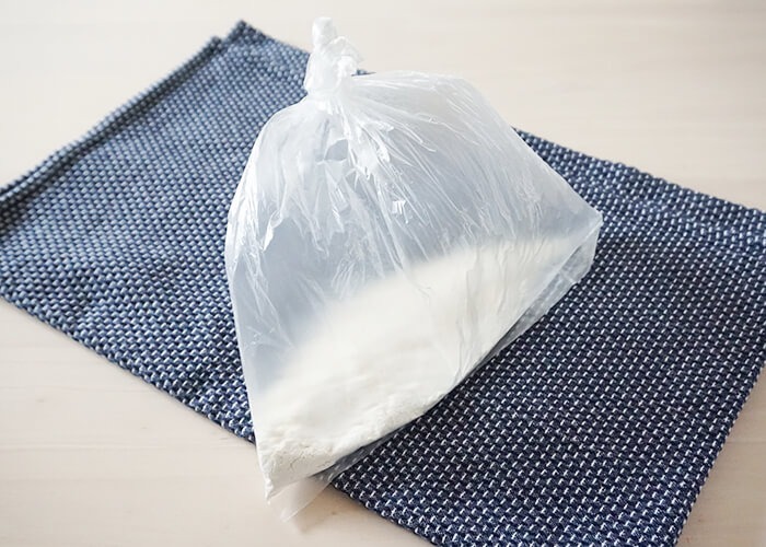 ビニール袋を使って粉をふるう方法