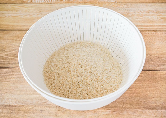 米とぎボウルに米を3合入れる