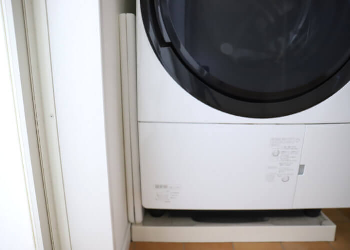 洗濯機横のわずかな隙間に収納されたランドリーバスケット「ACOT」