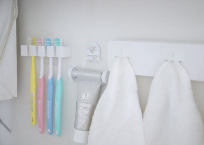 チューブ絞りと歯ブラシホルダーに歯ブラシと歯磨き粉をセット
