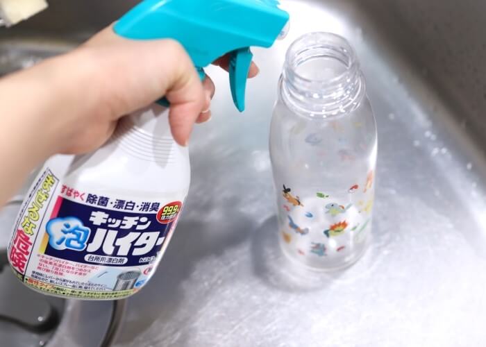 【プラスチック製の水筒の洗い方1】漂白剤を吹きかける