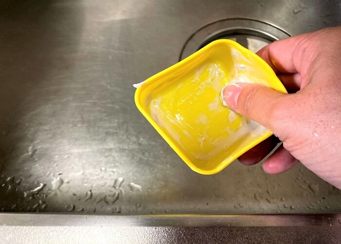 クリームクレンザーでシリコンカップを洗う
