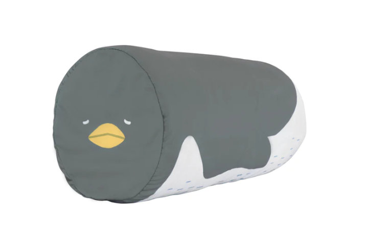 <p>ひんやりした素材で抱き枕にするとぴったり。ペンギンのほかに、シロクマとクジラもスタンバイ。</p>

