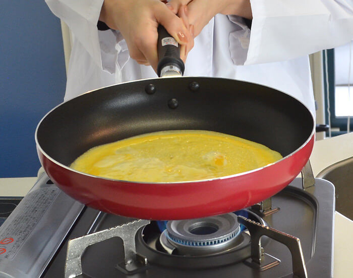 油を使わなくてもフライパンに卵がくっつかないかを実験