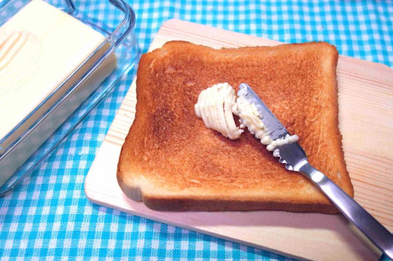 固まったバターを簡単においしく溶かす方法